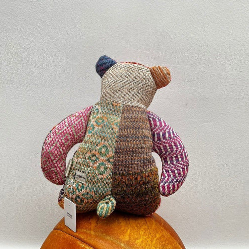 ein kuscheltier baer aus bunter stickbaumwolle fuenfundsechzig zentimeter hergestellt in berlin