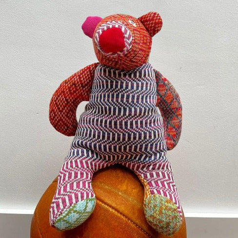 ein kuscheltier baer aus bunter stickbaumwolle fuenfundsechzig zentimeter hergestellt in berlin