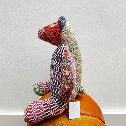 ein kuscheltier baer aus bunter stickbaumwolle fuenfundsechzig zentimeter hergestellt in berlin