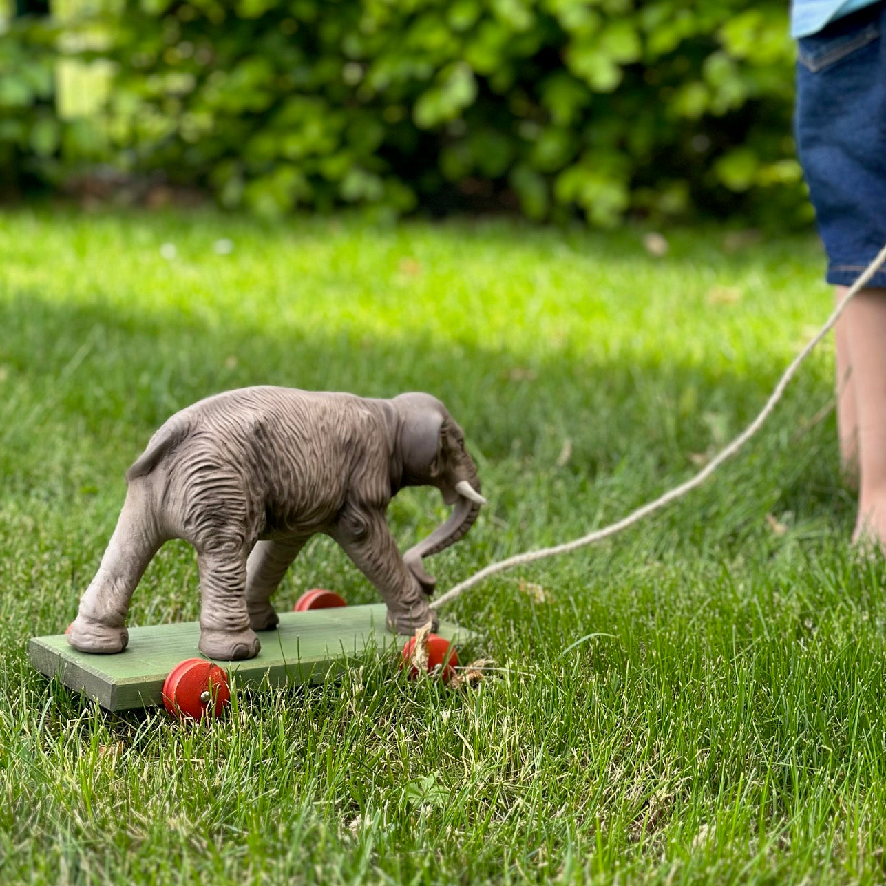 vintage elefant zum ziehen auf rädern auf der wiese