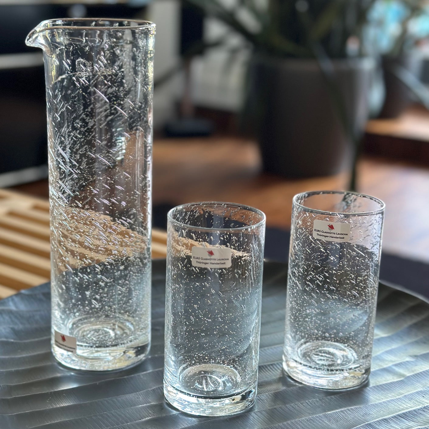 glaskaraffe mit zwei glaesern aus antikglas mundgeblasen mit rillen und blaeschen