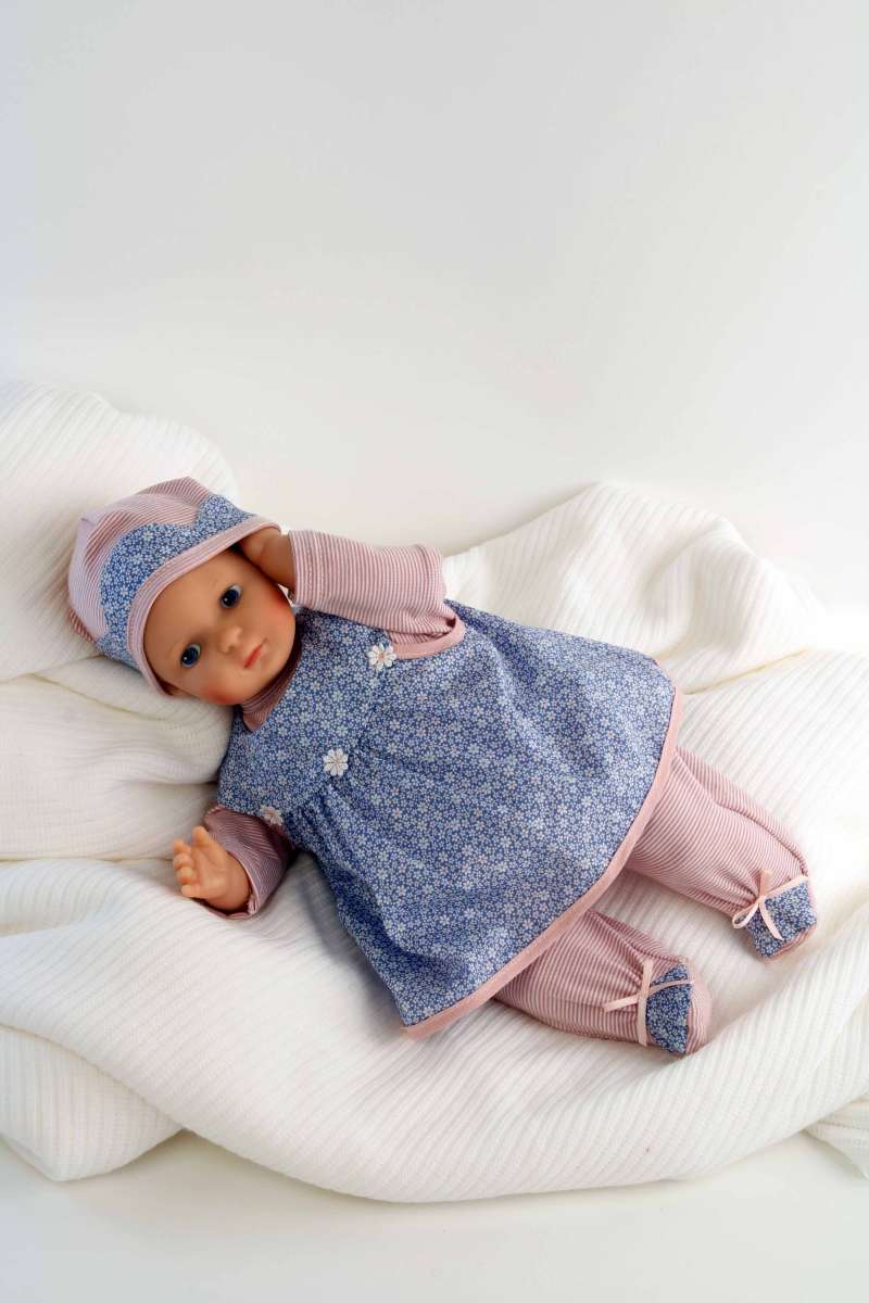 schildkroet puppe liegend mit blauen augen und malhaar, gebluemten kleid, hose und muetze bei nordic-soul