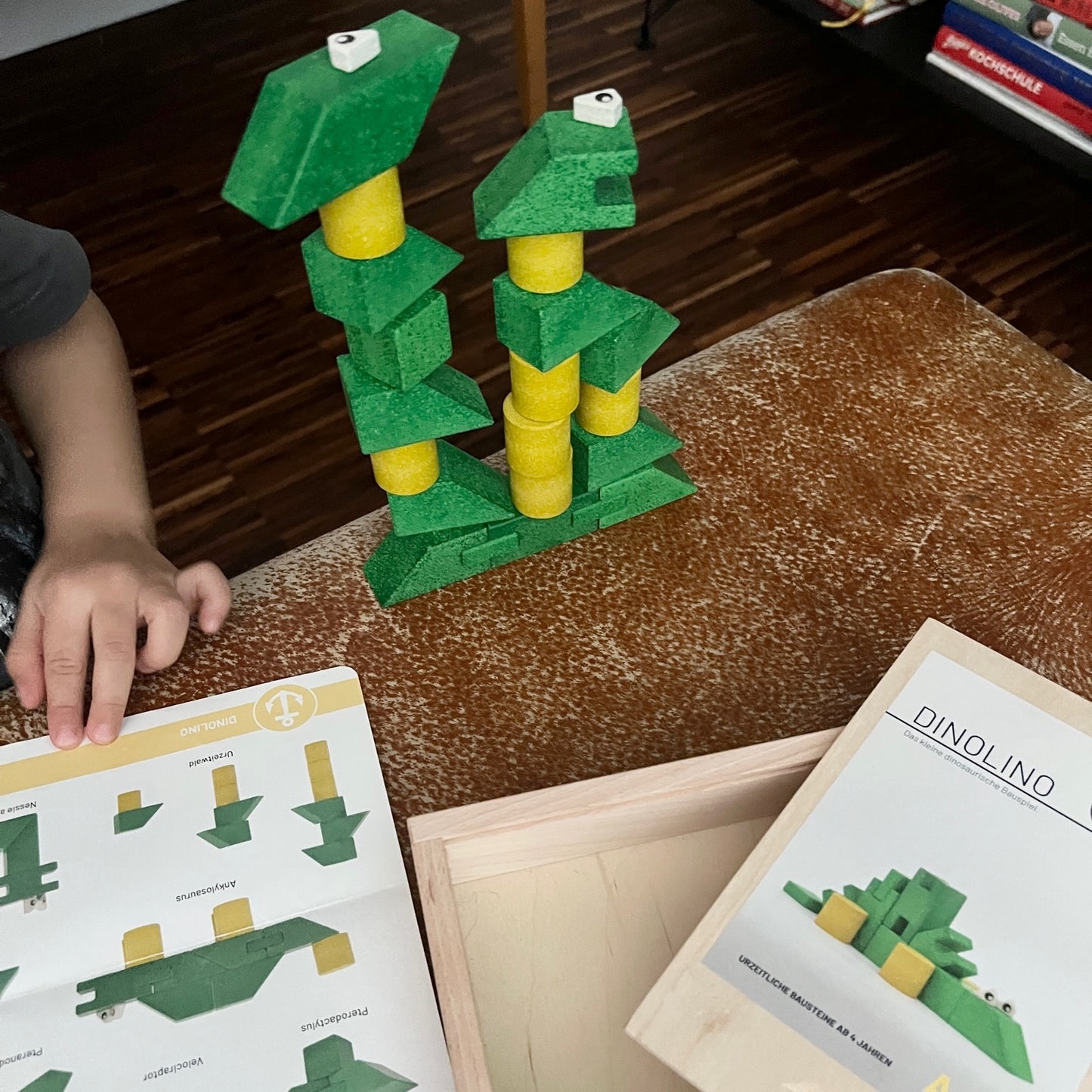 gruene und gelbe steinartige bausteine in verschiedenen formen als dinosaurier