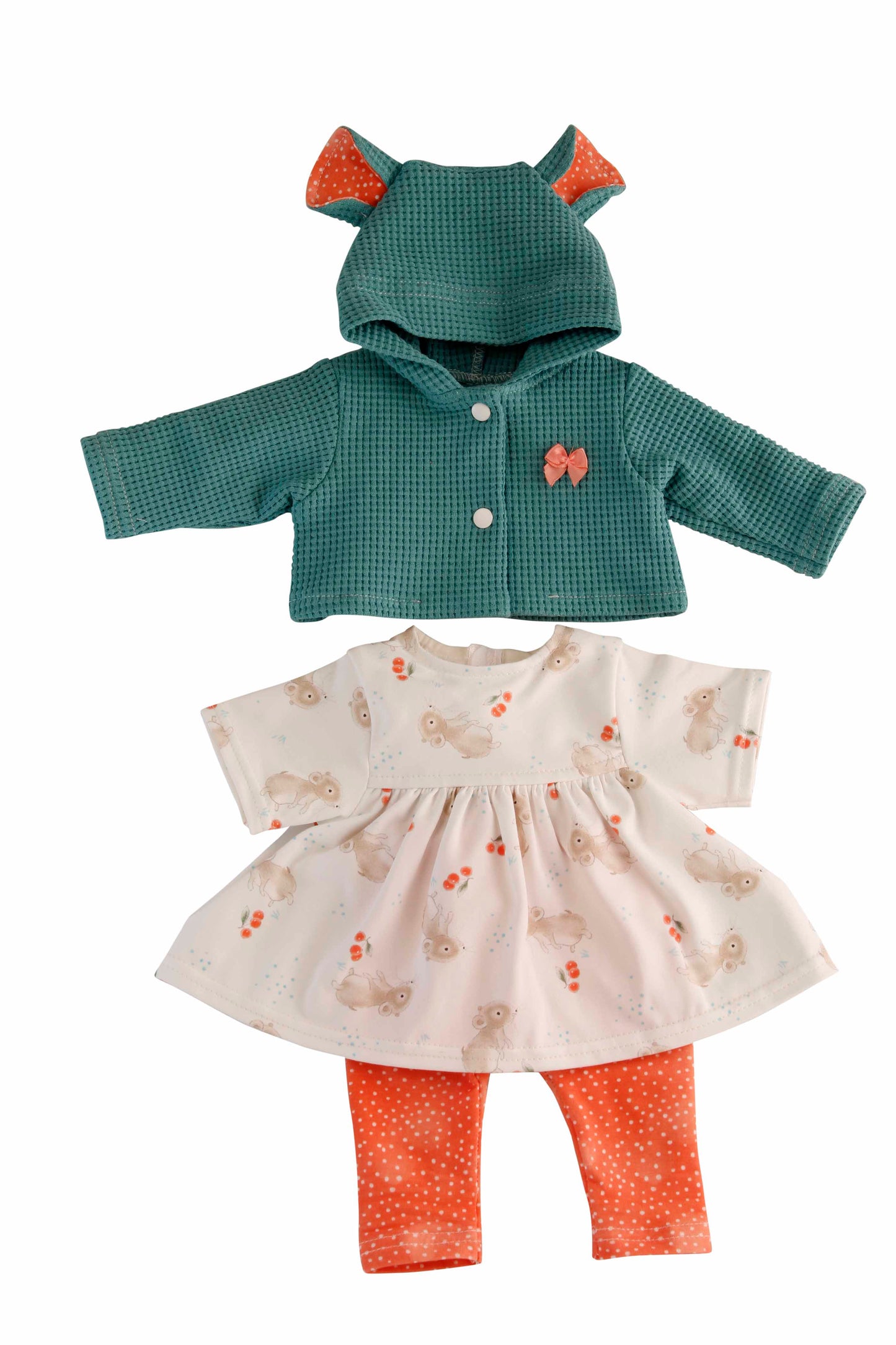 puppenbekleidung gruene jacke, beiges kleid und rote hose.