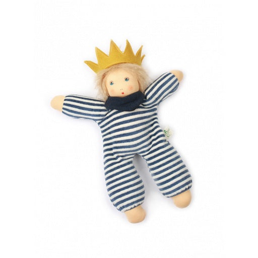 stoffpuppe mit blonden haaren, blau weiß gestreifter Stoff, goldene Stoffkrone auf dem Kopf