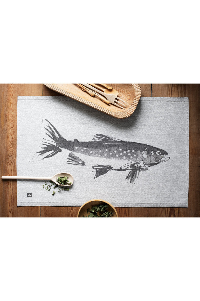 leinentuch mit einem fisch als Motiv auf einem tisch mit loeffel