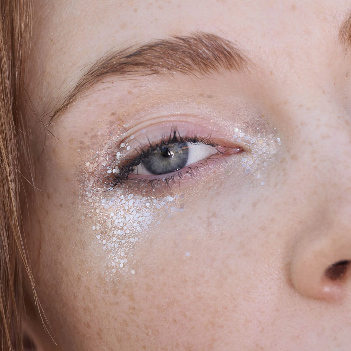 Model mit silbernem Glitzer auf dem Augenlid