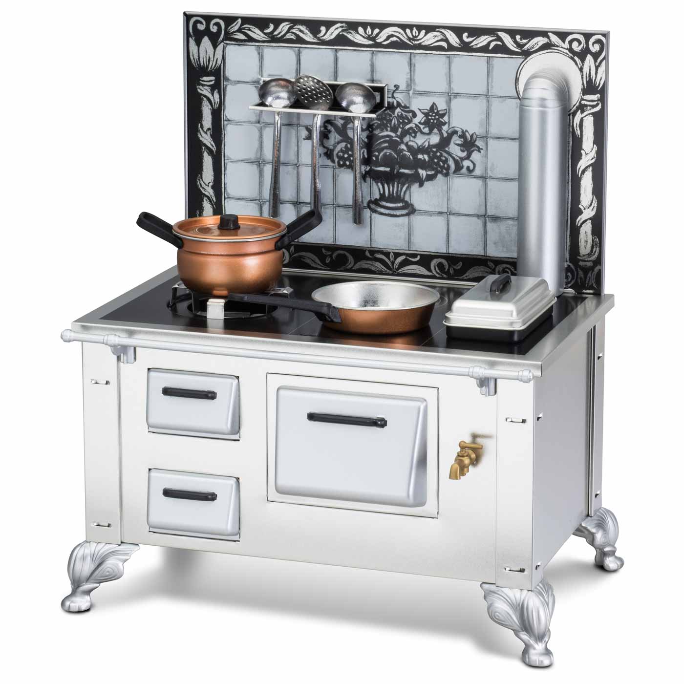 kleiner puppenherd silber mit schwarzen details und messingtopf und messingpfanne für die puppenkueche zum kochen