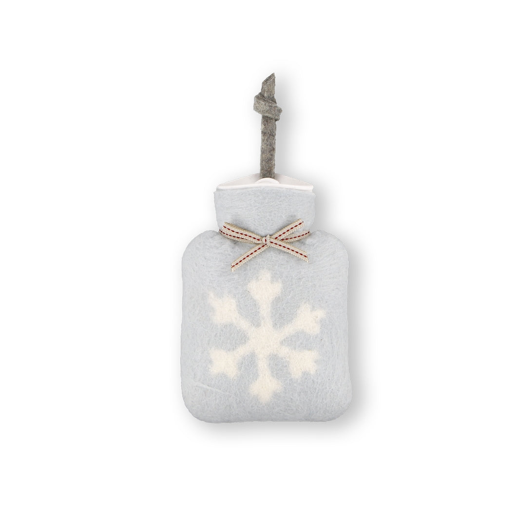 kleine hellgraue waermflasche mit weißem schneeflocke motiv