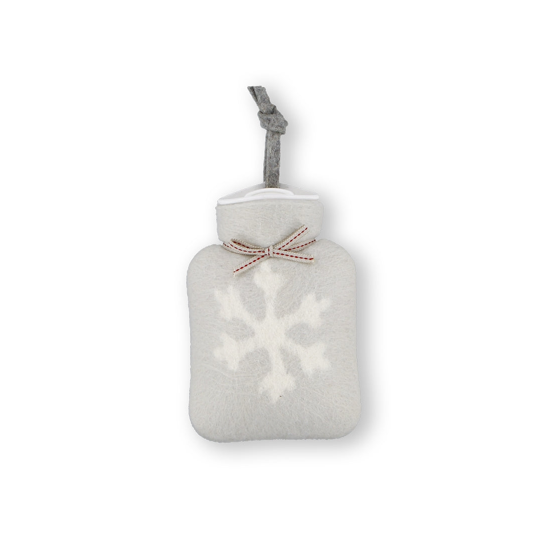 kleine hellgraue waermflasche mit weißem schneeflocke motiv