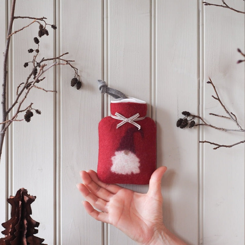 kleine rote waermflasche mit wichtelmotiv