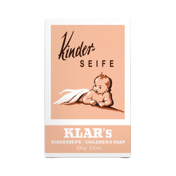 Milde Kinderseife von KLAR Seifen in einer rosa Pappschachtel mit einem Baby darauf.