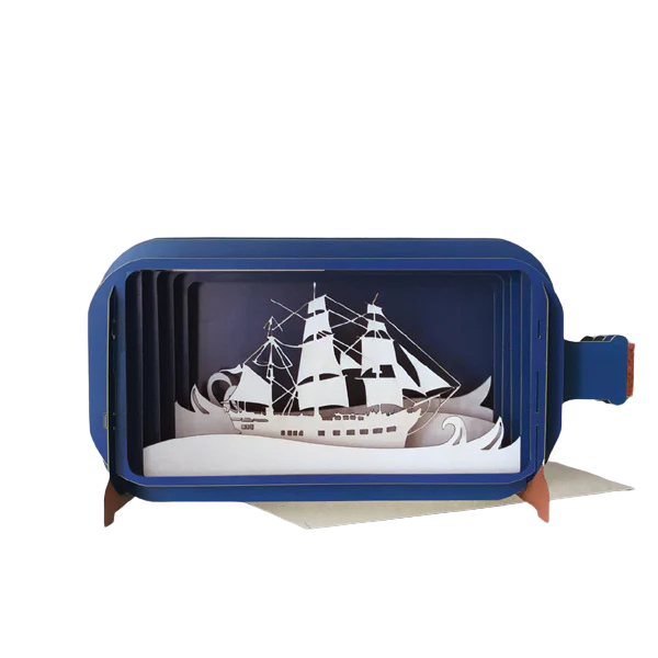 Eine pop-up Grußkarte in Form einer Flaschenpost mit einem weißen Segelschiff und Wellen.