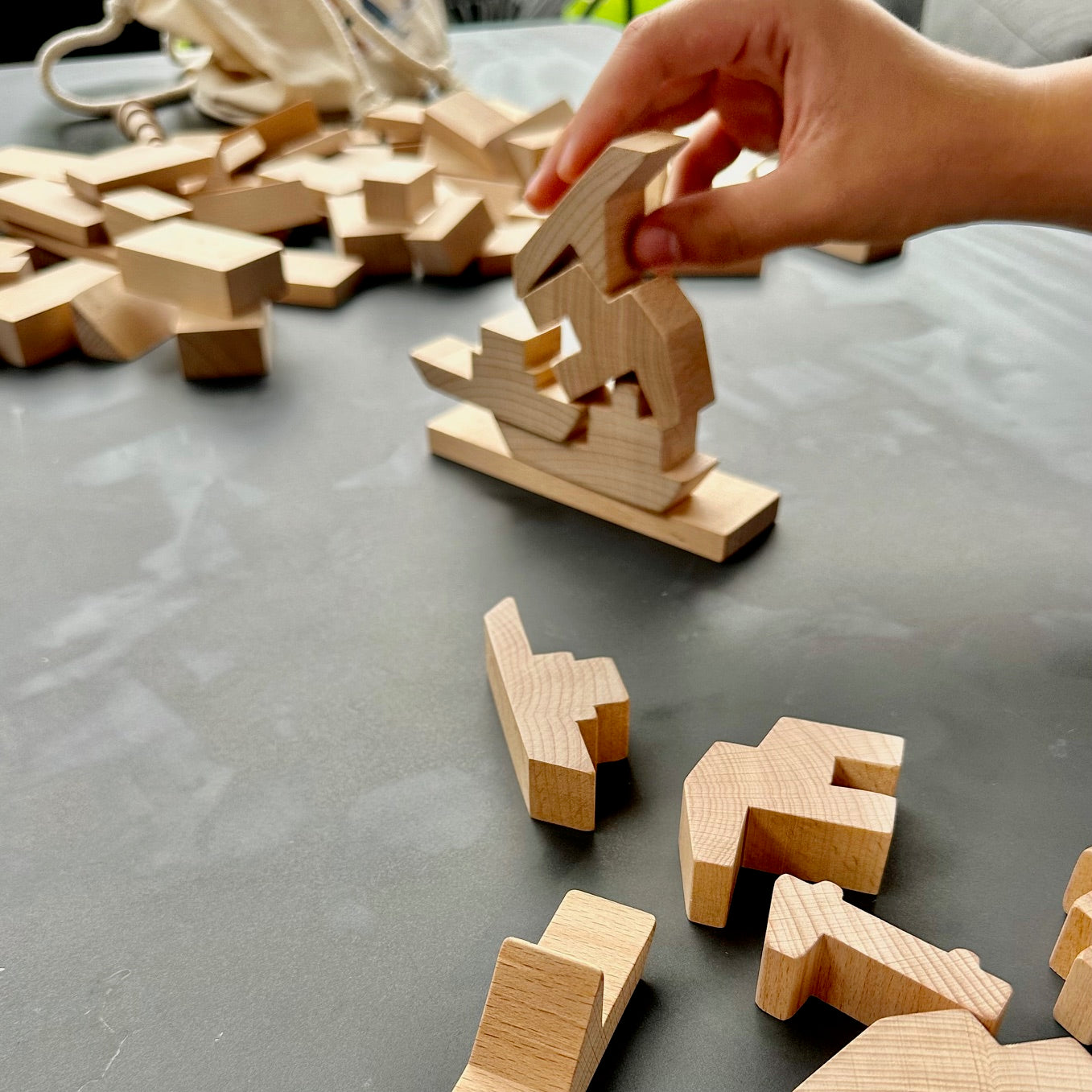Verschiedene Bauteile aus Holz als Stapelspiel.
