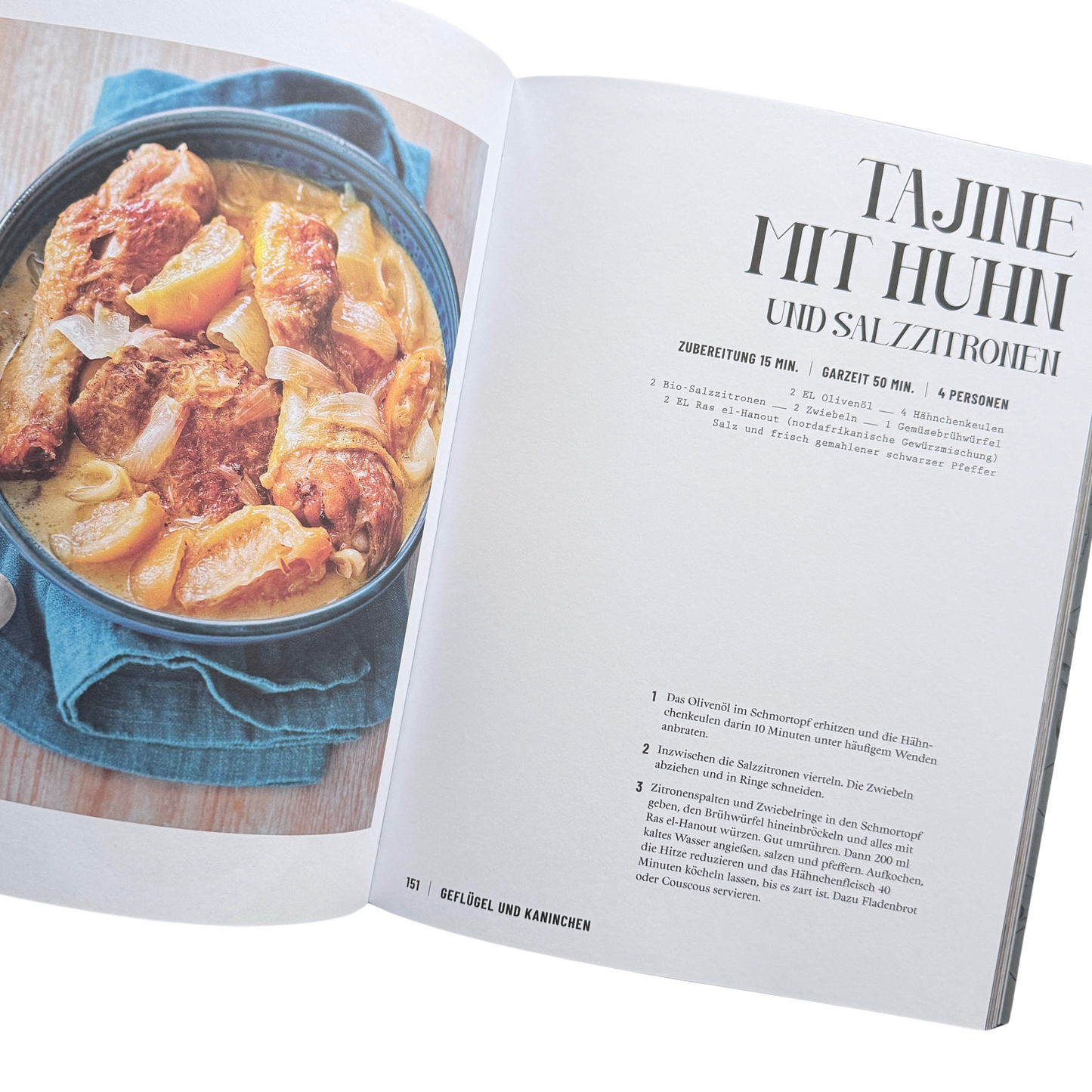 Kochbuch mit Schmortopfgerichten. Seite mit einem Tajine Gericht. Ein Topf mit Kartoffel, Fleisch und Gemüse darin.