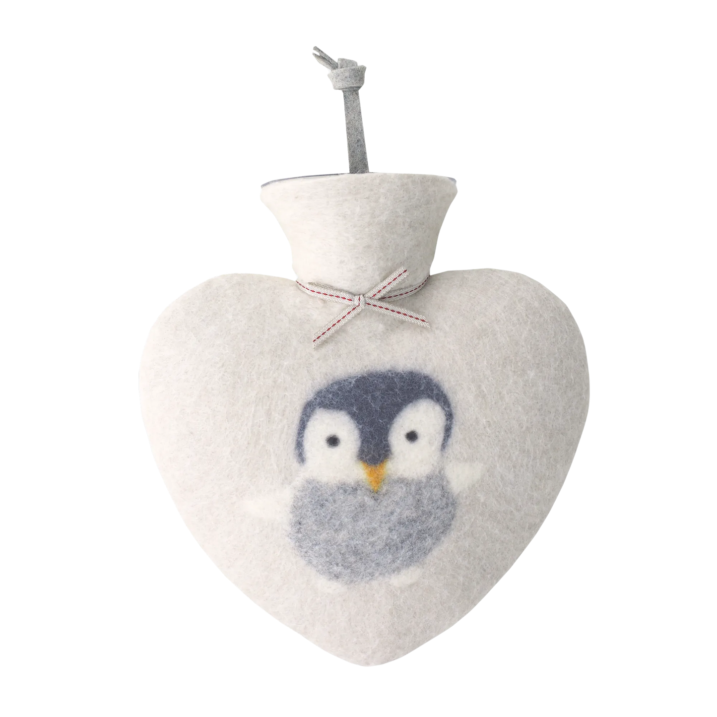 Wärmflasche in Herzform aus Merinowolle mit einem Pinguin darauf.