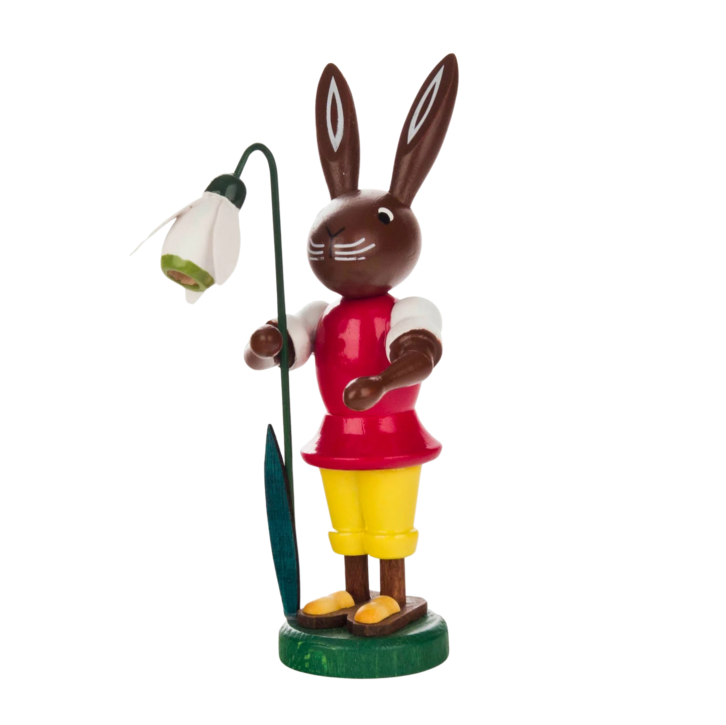 Osterhase aus Holz mit Schneeglöckchen.