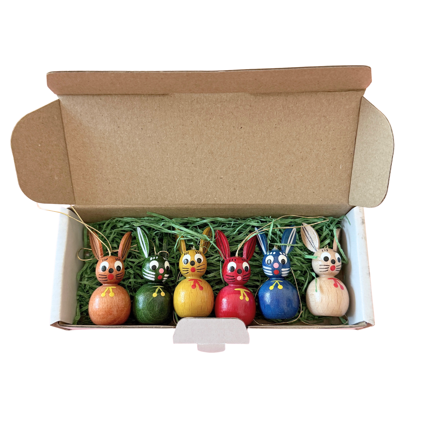 Farbiges Hasenset aus gebeiztem Holz zum Anhängen.