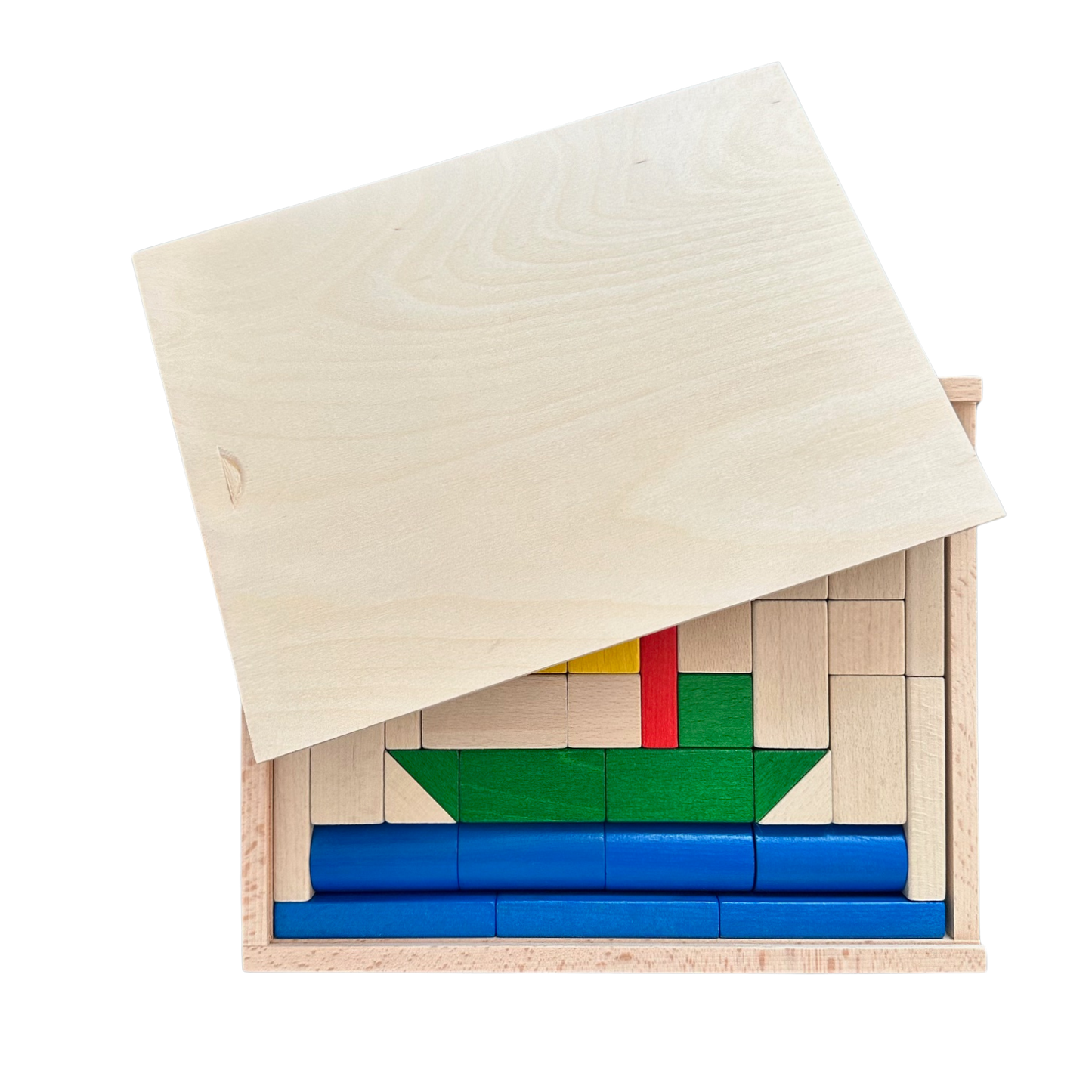 holzbaukasten mit bunten buchenholz bausteinen als boot zusammengelegt in einer holzkiste