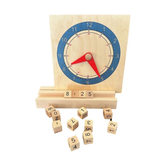 Eine Lernuhr aus Holz mit blauem Ziffernblatt, roten Zeigern und Holzwürfeln mit Aufdruck für die digitale Uhrzeit.