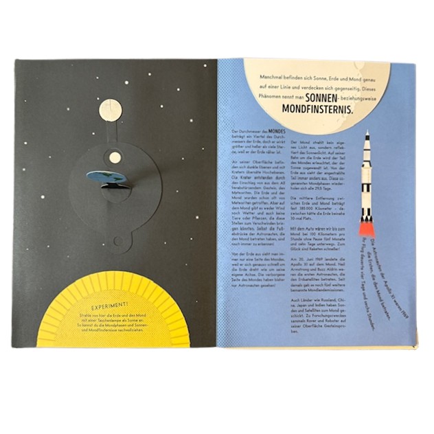 Kinderbuchseite mit einer Rakete, dem Weltall und der Erde mit Mond und Sonne.