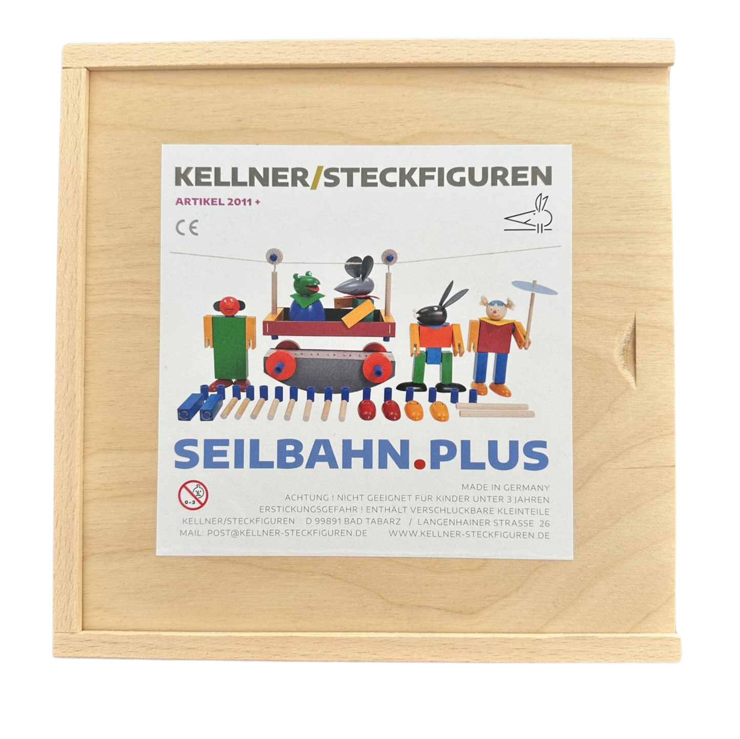 holzkiste mit bunten steckfiguren aus holz darin