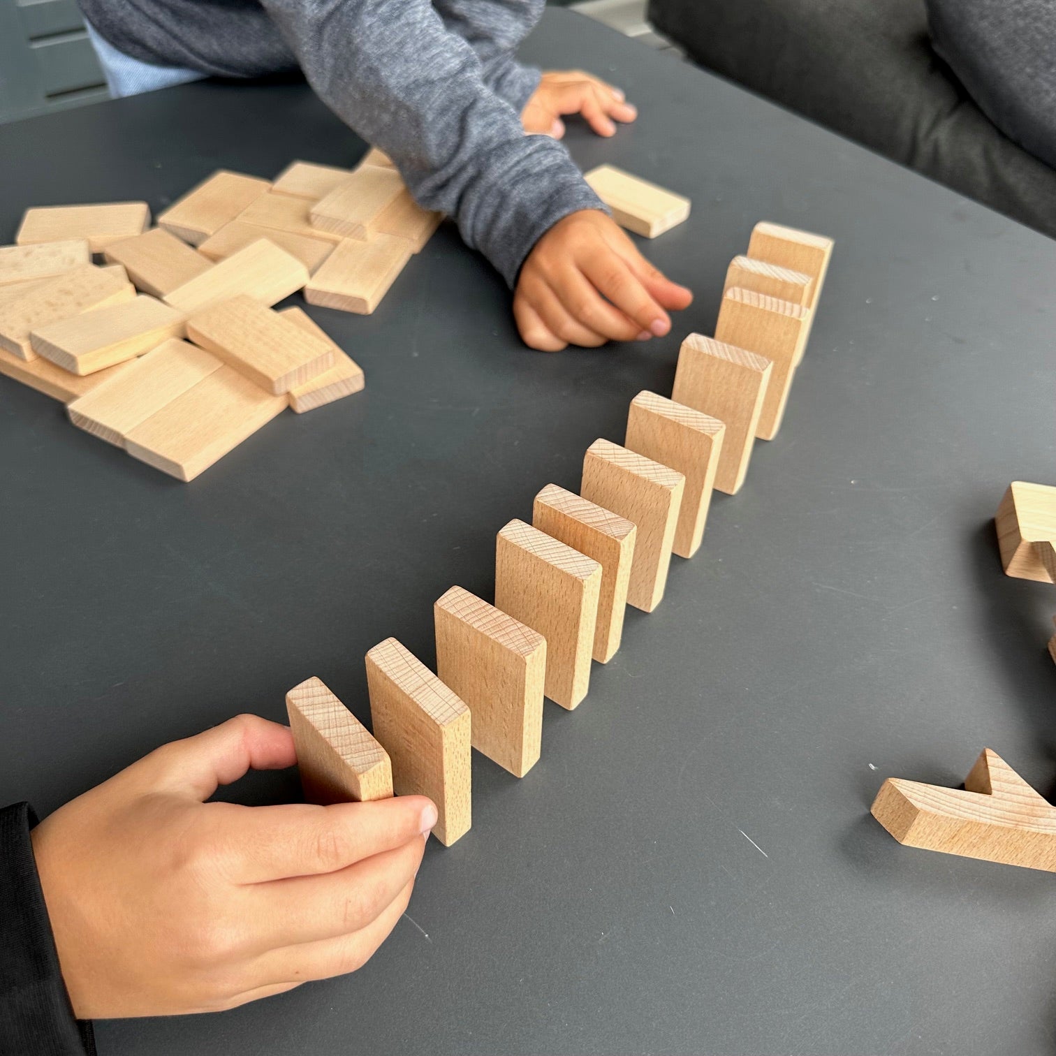 Bauteile aus Holz vom Bauspiel Kleiner Hafenkapitän für ein Domino.