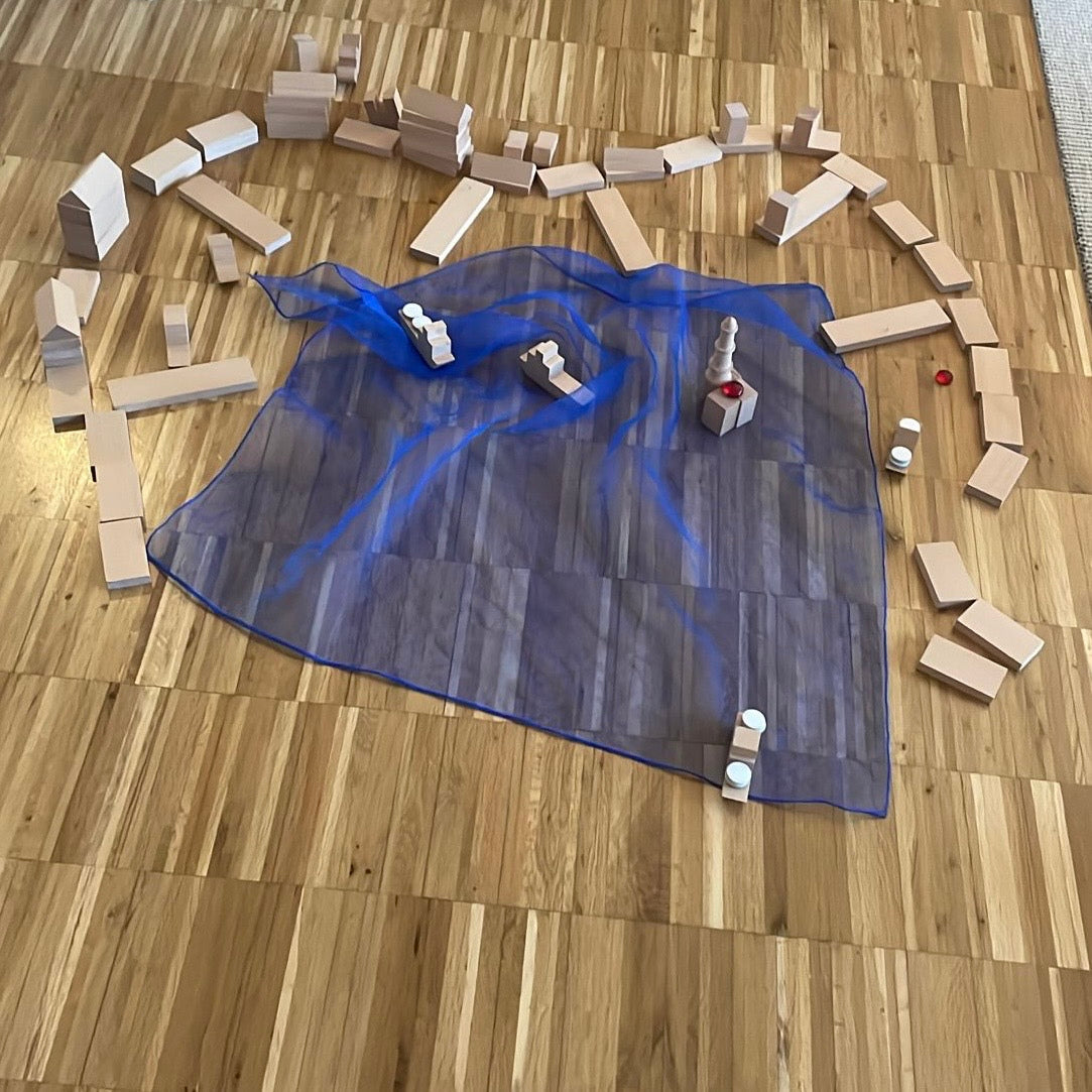 Holzbauteile vom Bauspiel - kleiner Hafenkapitän. Kinder bauen ein Domino. Erstellen einen Hafen. Spielen das Stapelspiel oder Bauen frei.
