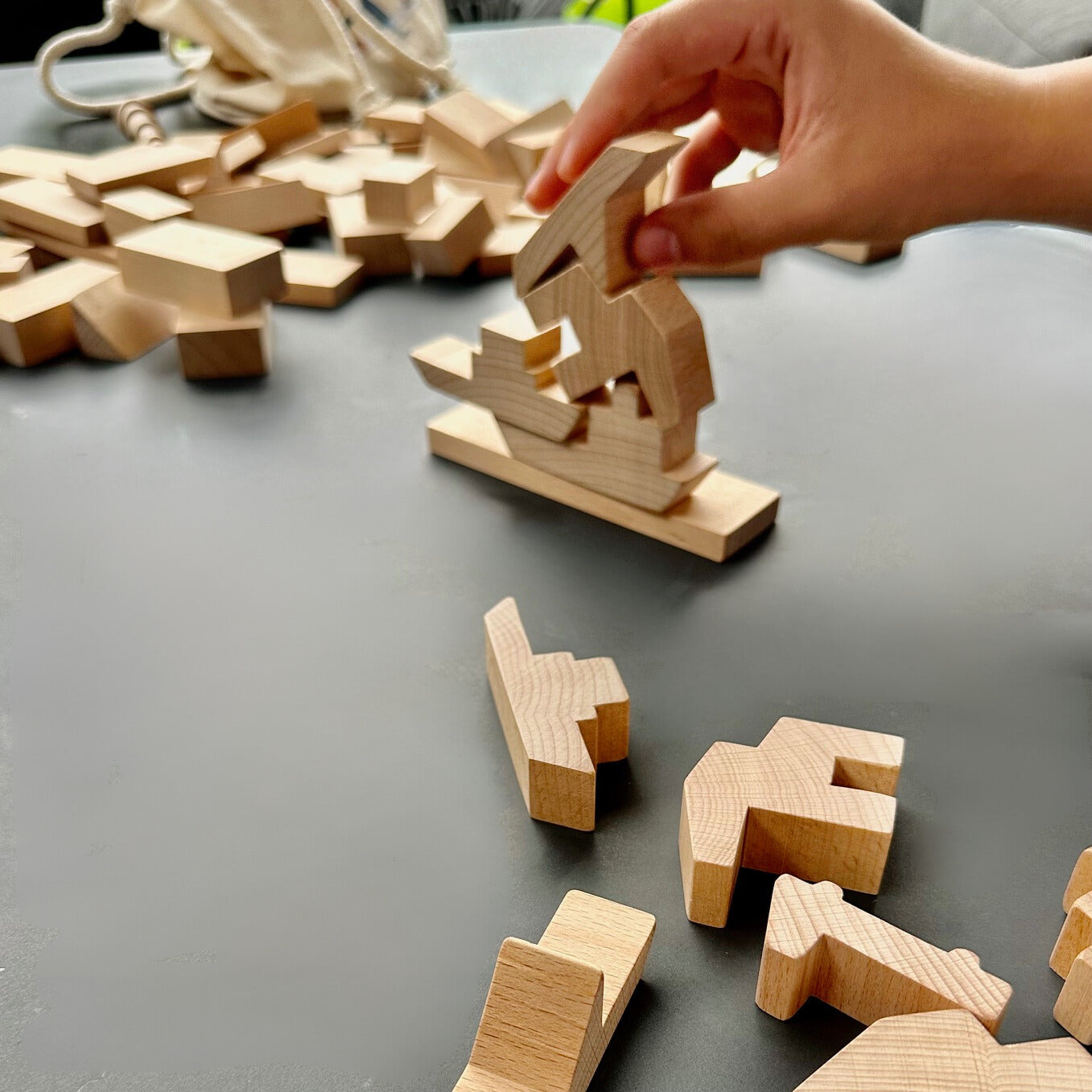 Holzbauteile vom Bauspiel - kleiner Hafenkapitän. Kinder bauen ein Domino. Erstellen einen Hafen. Spielen das Stapelspiel oder Bauen frei.