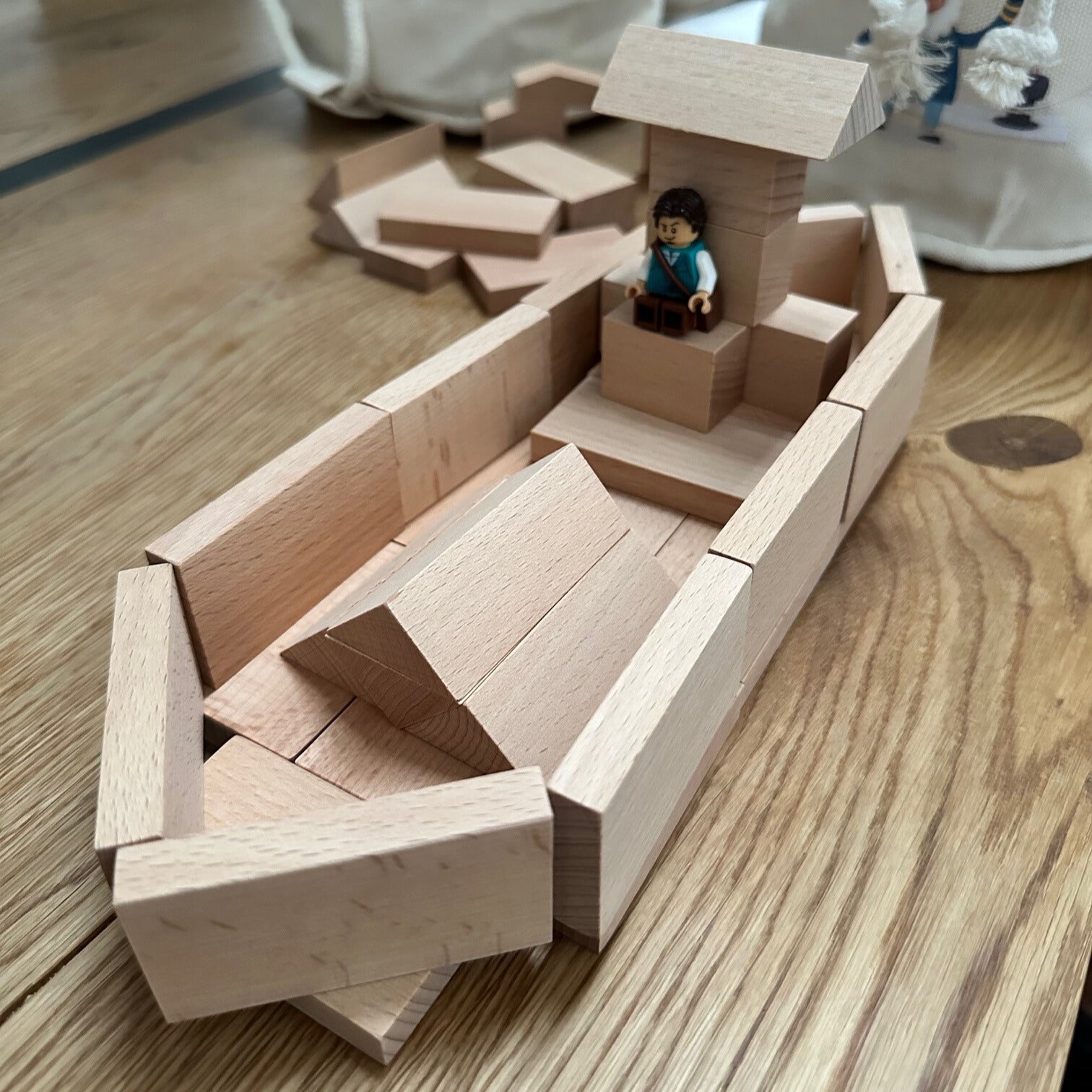 Verschiedene Bauteile aus Holz zu einem Boot zusammengebaut.