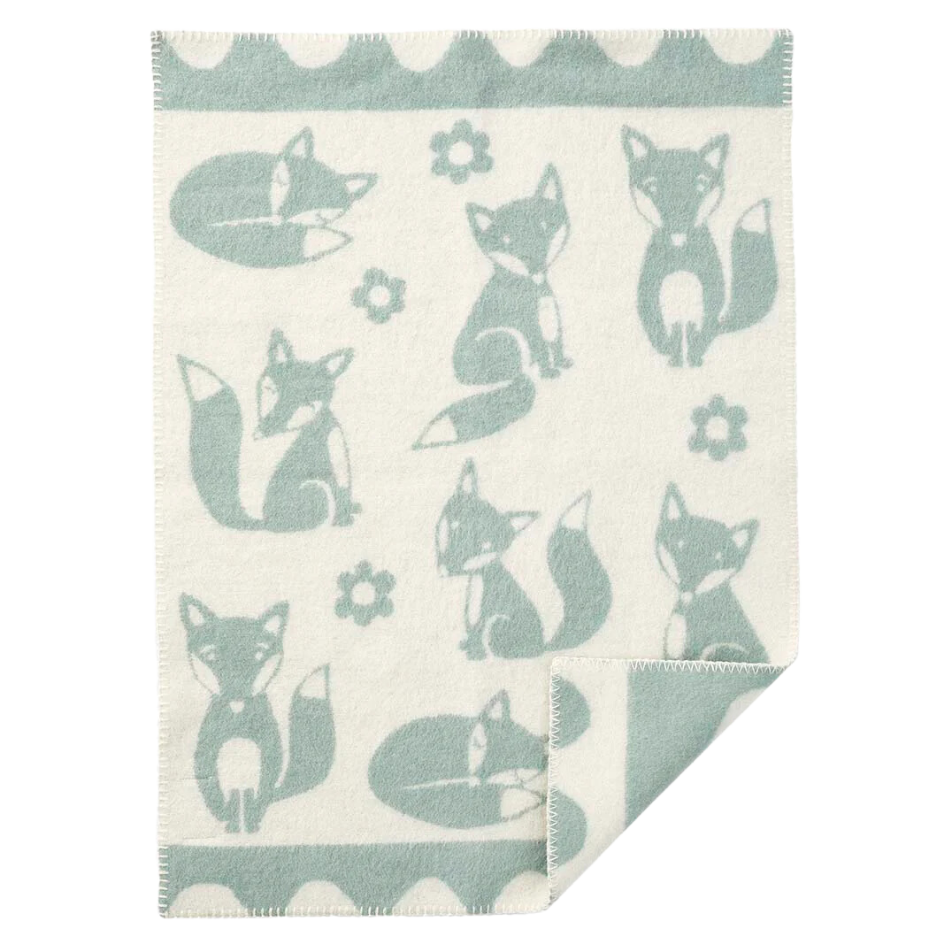 babydecke aus wolle in blaugrau und beige mit füchsen