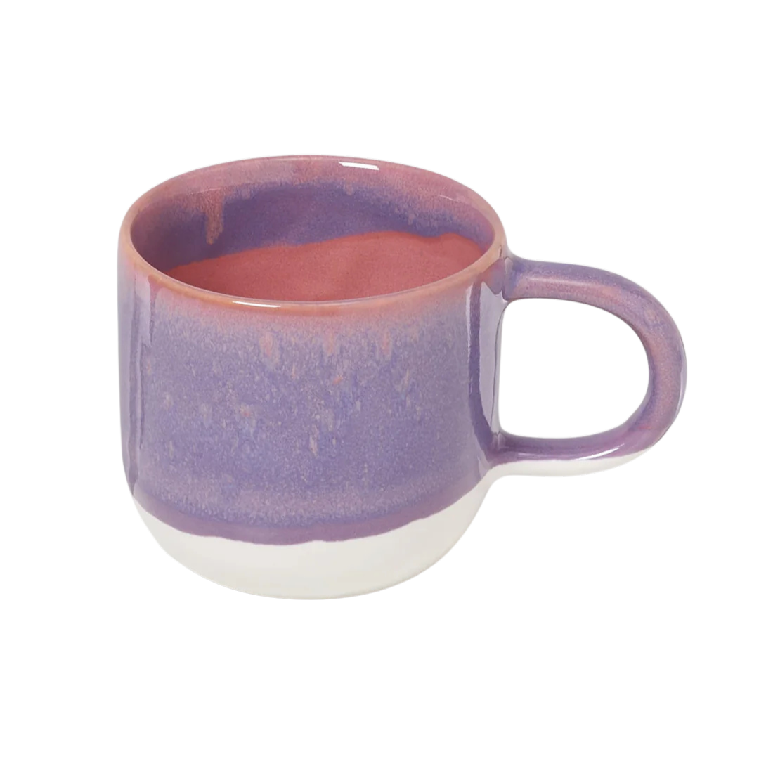 Große Tasse aus Keramik in verlaufener lila-beiger Lasur.