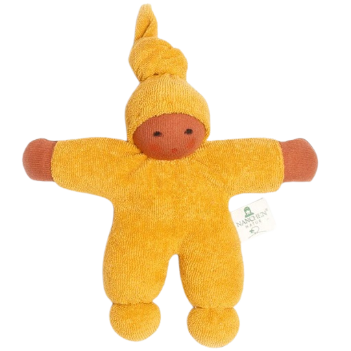 kleine gelbe stoffpuppe pimpel aus frottee mit einer zipfelmütze