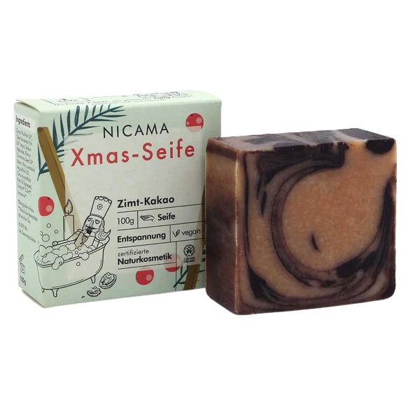 Weihnachtsseife zimt-kakao in einer hellgrünen Verpackung aus Karton mit einem Nussknacker in der Badewanne als Illustration.