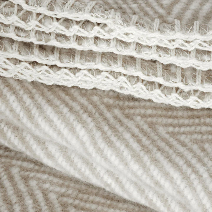Baumwolldecke Finn in taupe und Fischgrät Muster.