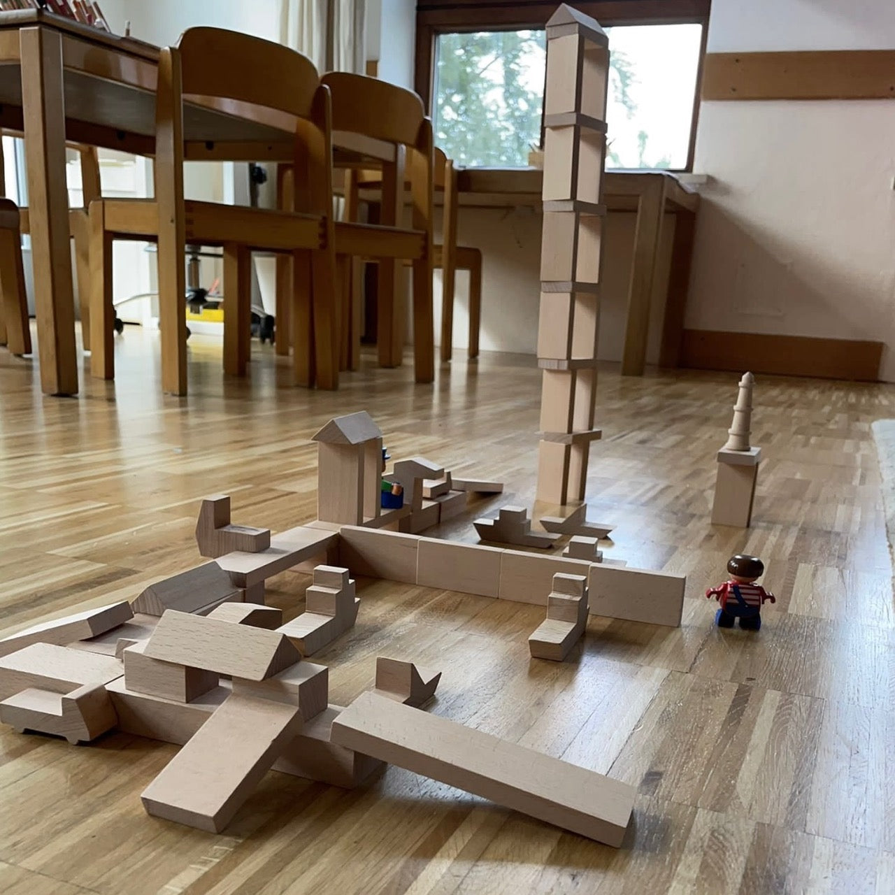 Bauteile von dem Bauspiel Kleiner Hafenkapitän beim freien Bauen in der Kita.