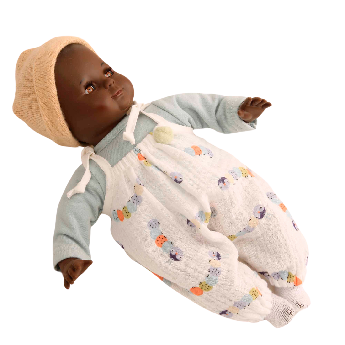 Kleine Puppe mit Schlafaugen und Stoffkörper. Ein weißer Strampler und ein Mützchen.