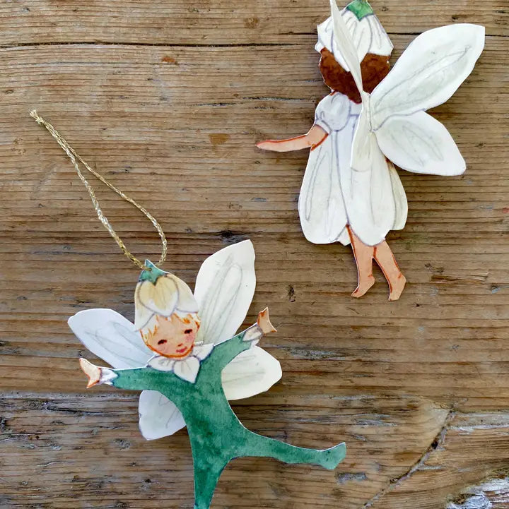 Ausschneidepuppen als Blumenkinder mit Flügeln als Anhänger.