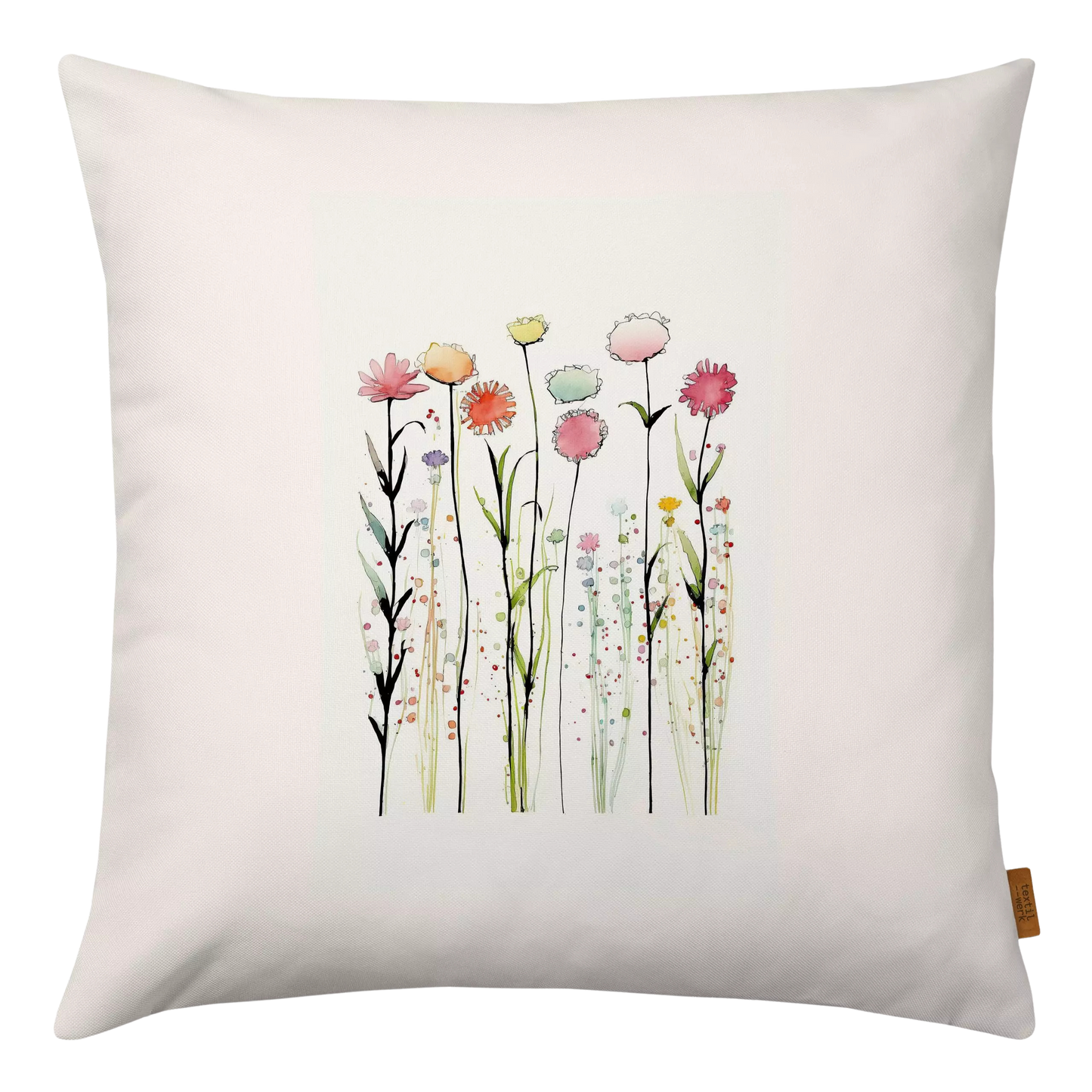 Ein heller Kissenbezug aus Baumwolle mit zierlichen Wiesenblumen darauf.