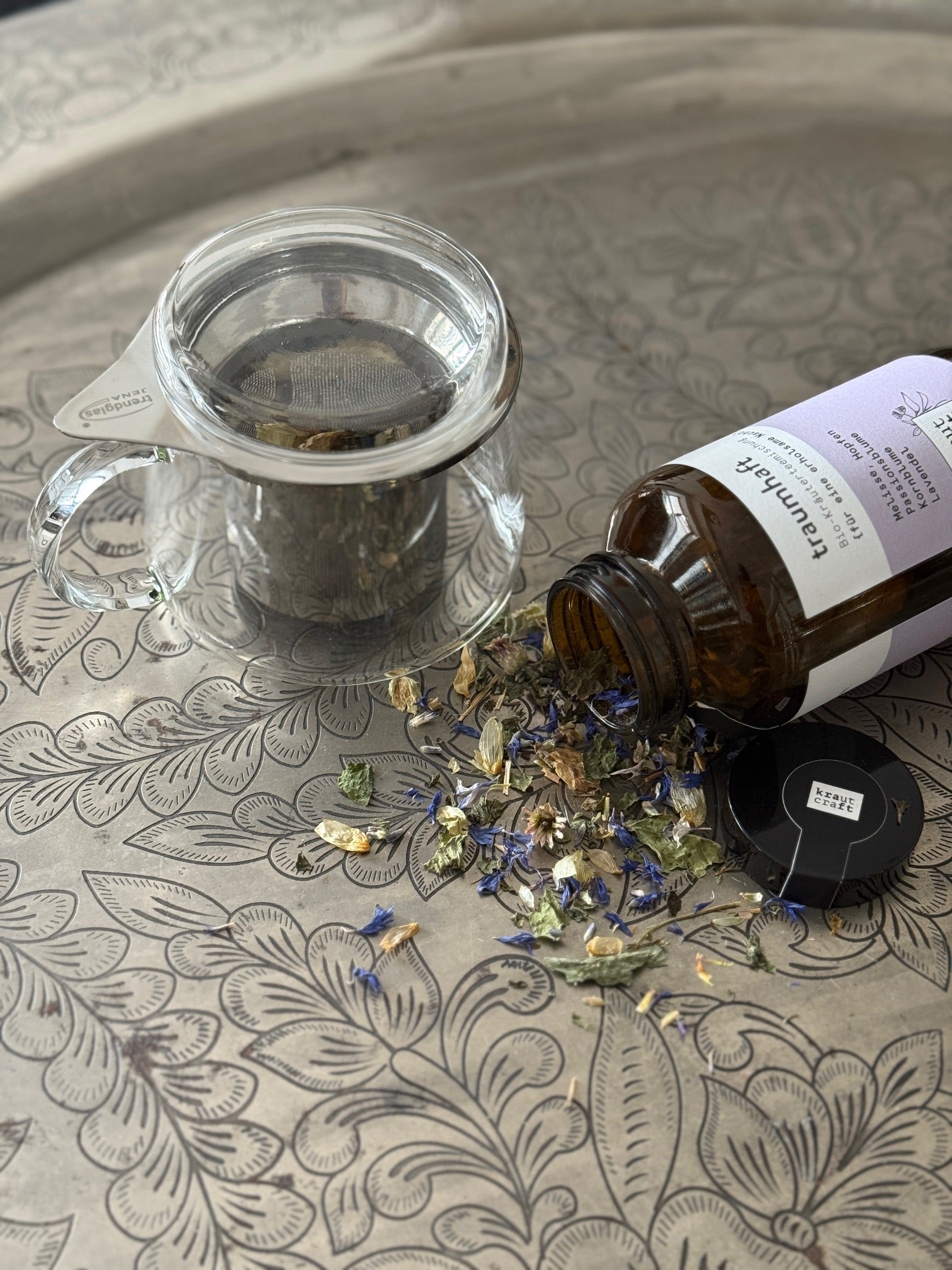 Teeglas und Bio-Kräutertee.