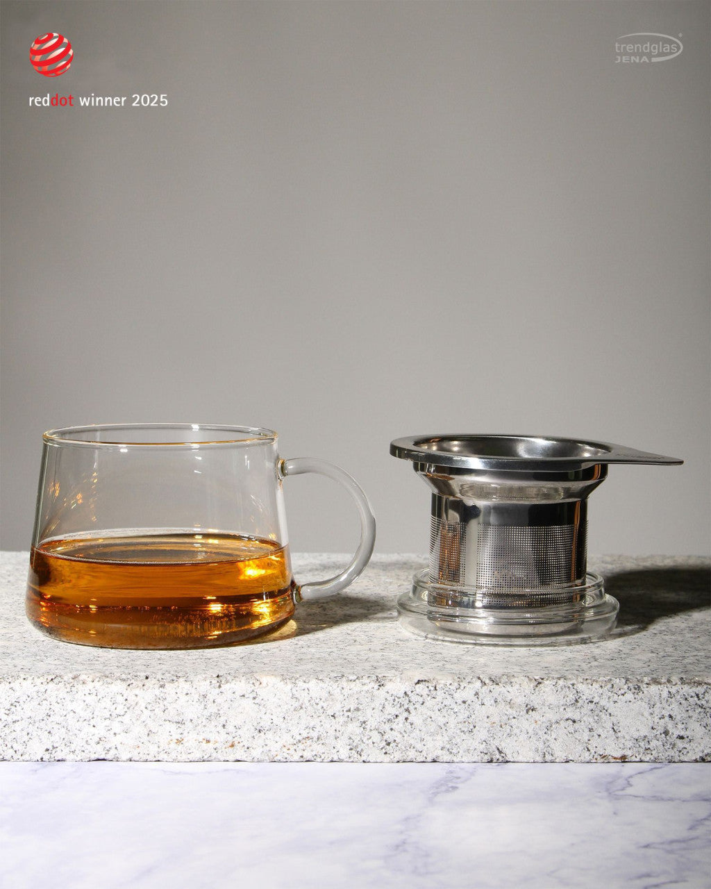 Teeglas mit Edelstahlsieb und Deckel als Siebteller.