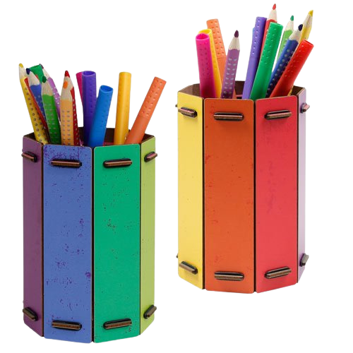 Stiftebox aus MDF in Regenbogenfarben mit Stiften drin.