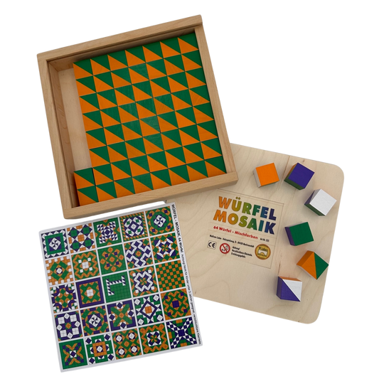 vierundsechzig würfel mit unterschiedlichen seiten und farben zum mosaik legen in einer holzkiste
