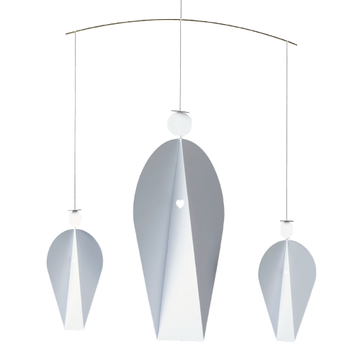 Ein Mobile für die Decke mit drei weißen Engeln aus Karton.