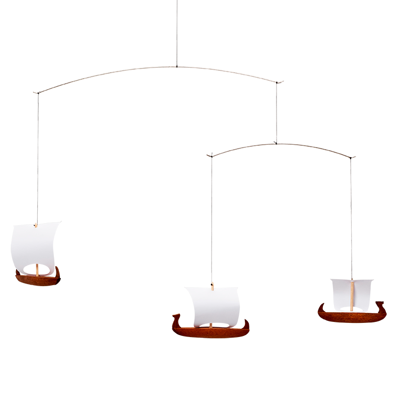 mobile aus papier mit braunen schiffen aus holz