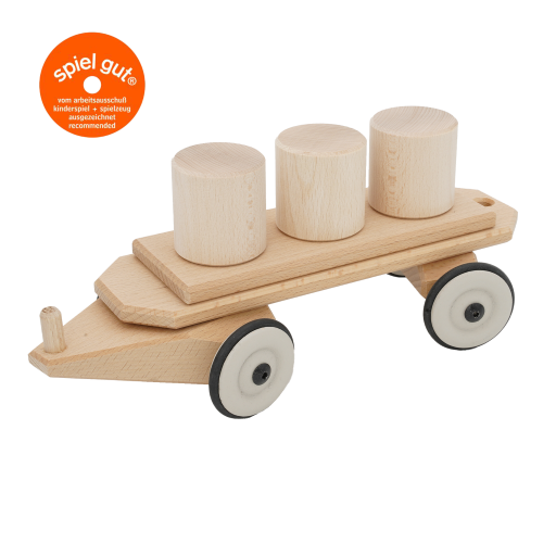 Ein Eisenbahnanhänger mit drei großen Bausteinen aus Buchenholz.