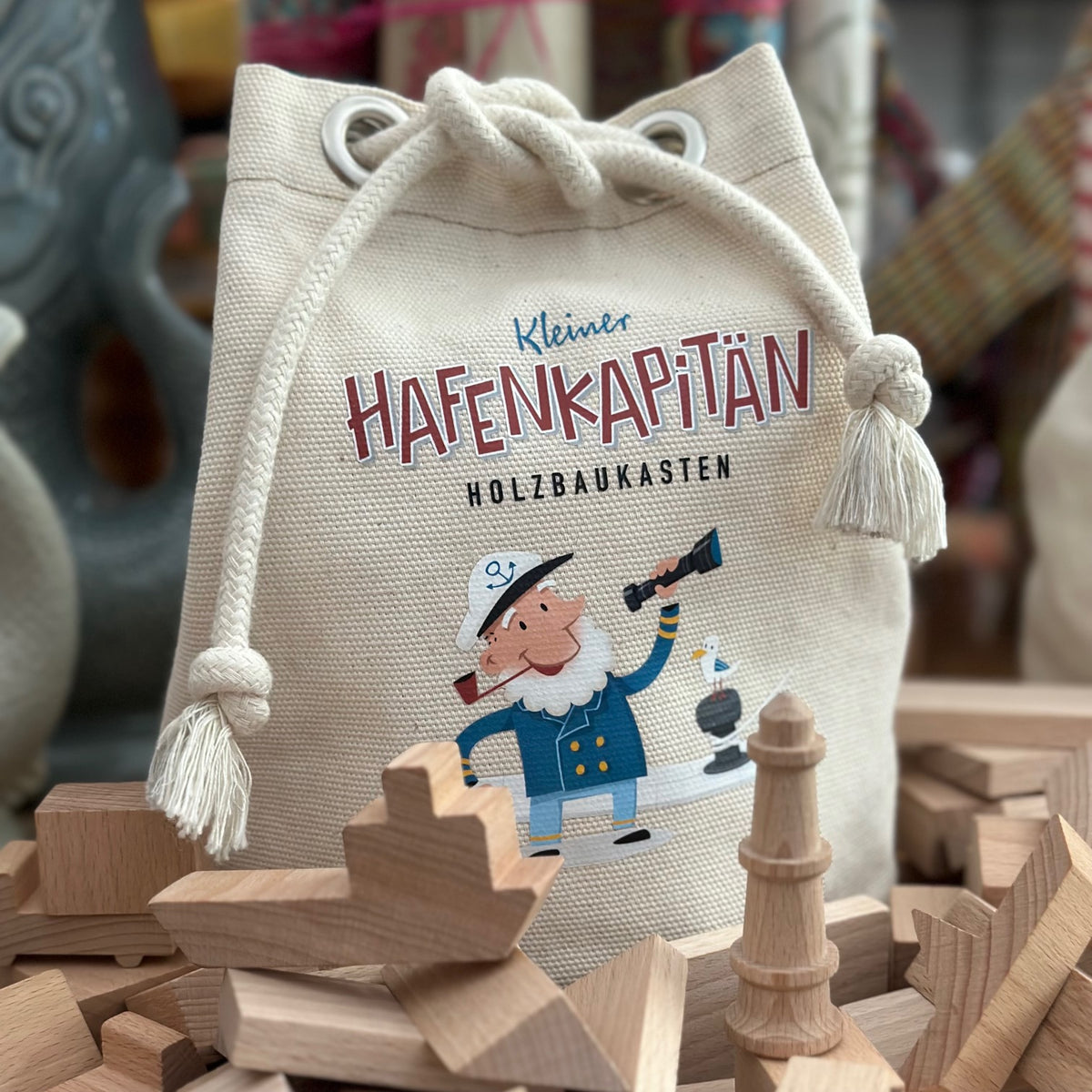 holzbaukasten aus buchenholz als hafen in einem seesack