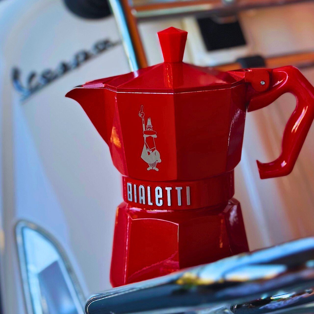 Eine rote Bialetti.