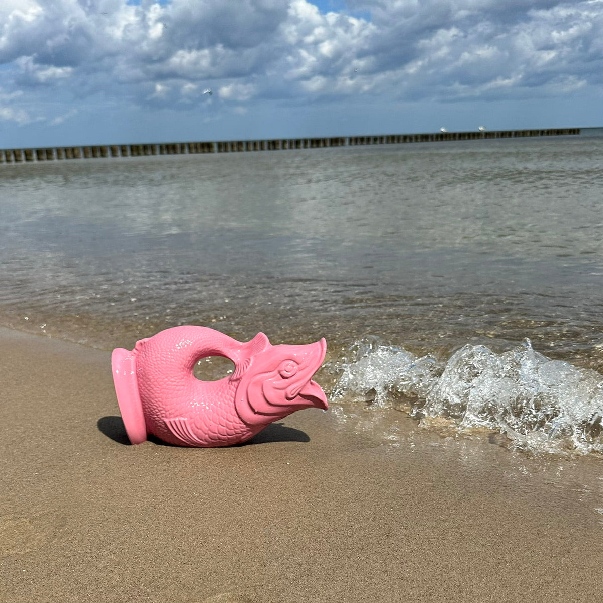 Rosa Fischkaraffe am Meer.