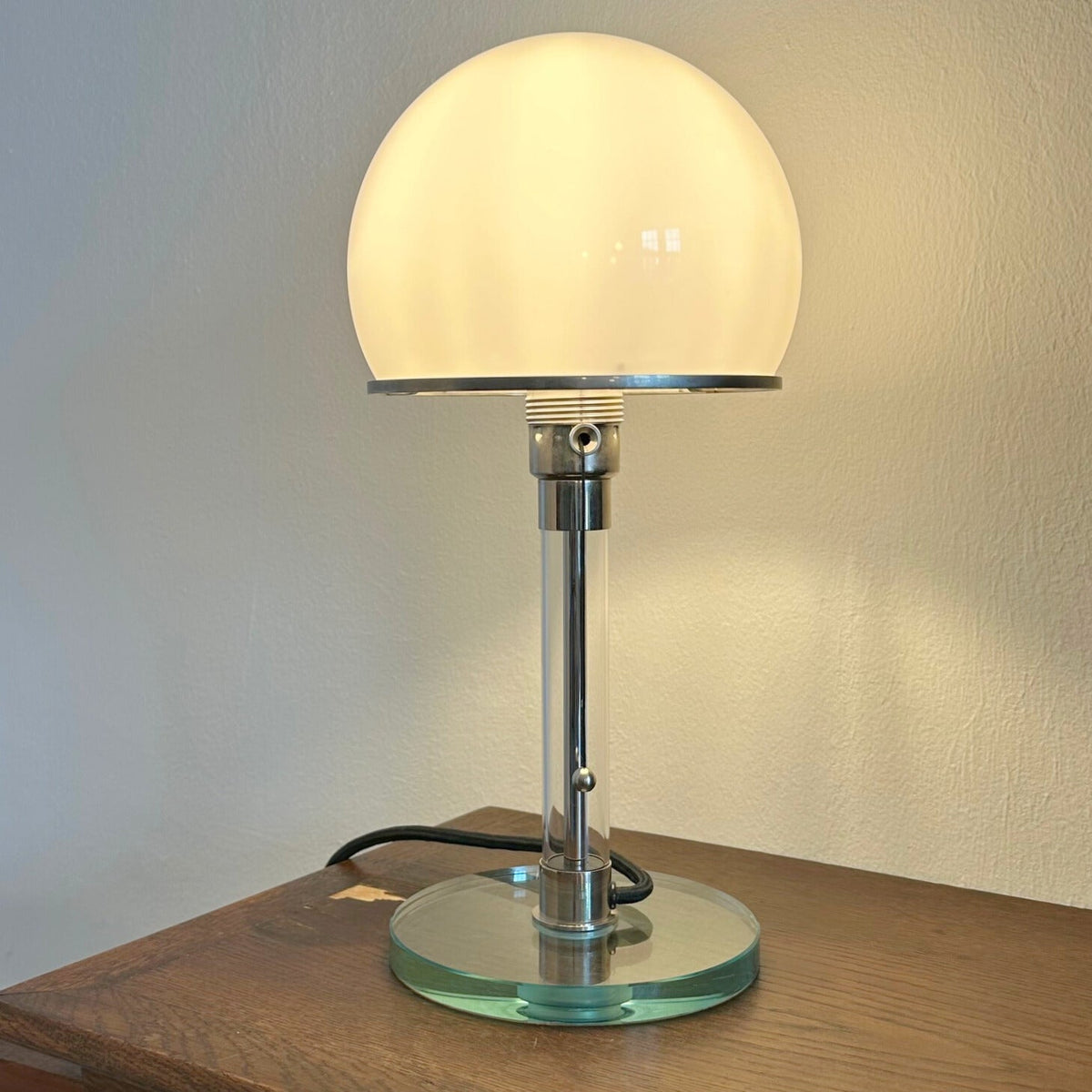 Wagenfeld Lampe aus Glas.